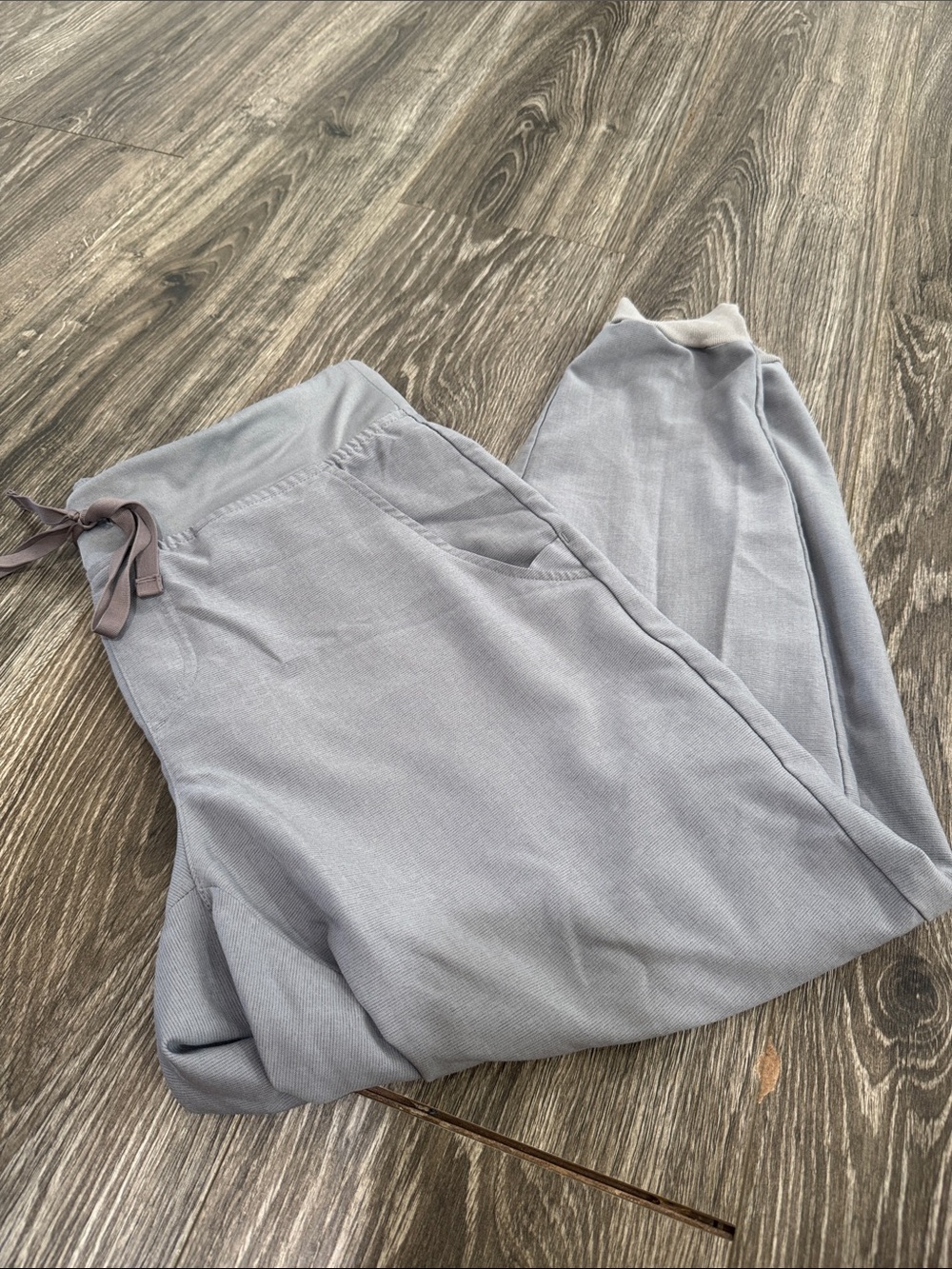 Light gray fig scrub jogger